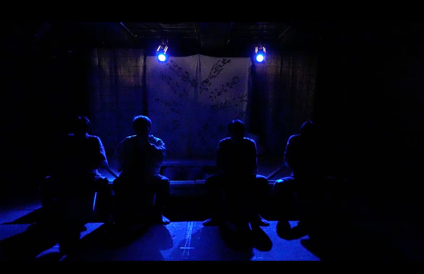 劇団 身体ゲンゴロウ「ナマリの銅像」2022年公演より。