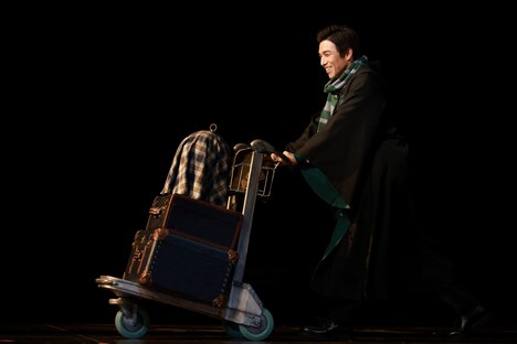 会見にやってきた中尾明慶。