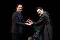 大貫勇輔（左）から杖を贈呈される中尾明慶（右）。