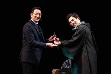 大貫勇輔(左)から杖を贈呈される中尾明慶(右)。