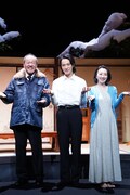 “雪が降っている”様子をポーズで表す坂田聡、戸塚祥太、高橋由美子。