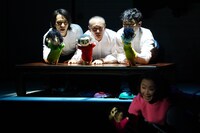 舞台「緑に満ちる夜は長く…」より。