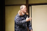 舞台「緑に満ちる夜は長く…」より。