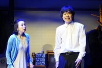 舞台「緑に満ちる夜は長く…」より。