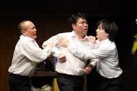 舞台「緑に満ちる夜は長く…」より。