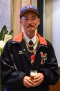 ケンドリック・ラマーをオマージュした“正装”で第67回岸田國士戯曲賞授賞式に出席した金山寿甲。