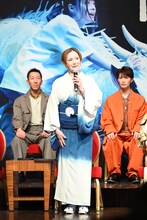 夏木マリ（手前）