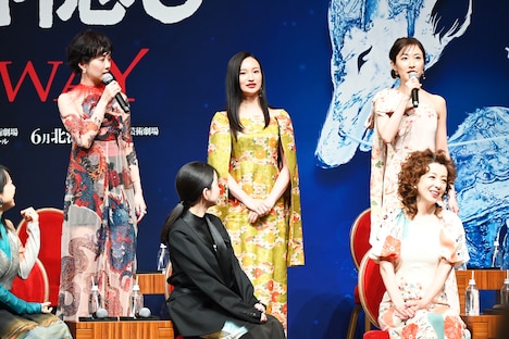 左から“清いリン”妃海風、“正しいリン”華優希、“美しいリン”実咲凜音。