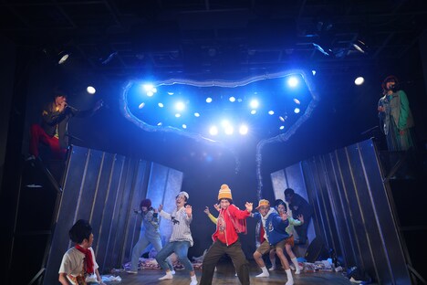 OFFICE SHIKA×新宿シアタートップス「9階団地のスーパースター」より。（撮影：和田咲子）