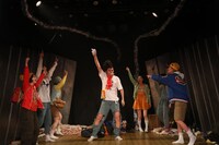 OFFICE SHIKA×新宿シアタートップス「9階団地のスーパースター」より。（撮影：和田咲子）