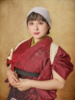 藤原ひとみ扮するフジ。