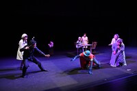 岡山芸術創造劇場×OiBokkeShi×三重県文化会館 老いのプレーパーク 岡山・三重ツアー「いざゆかん」より。（撮影：冨岡菜々子）