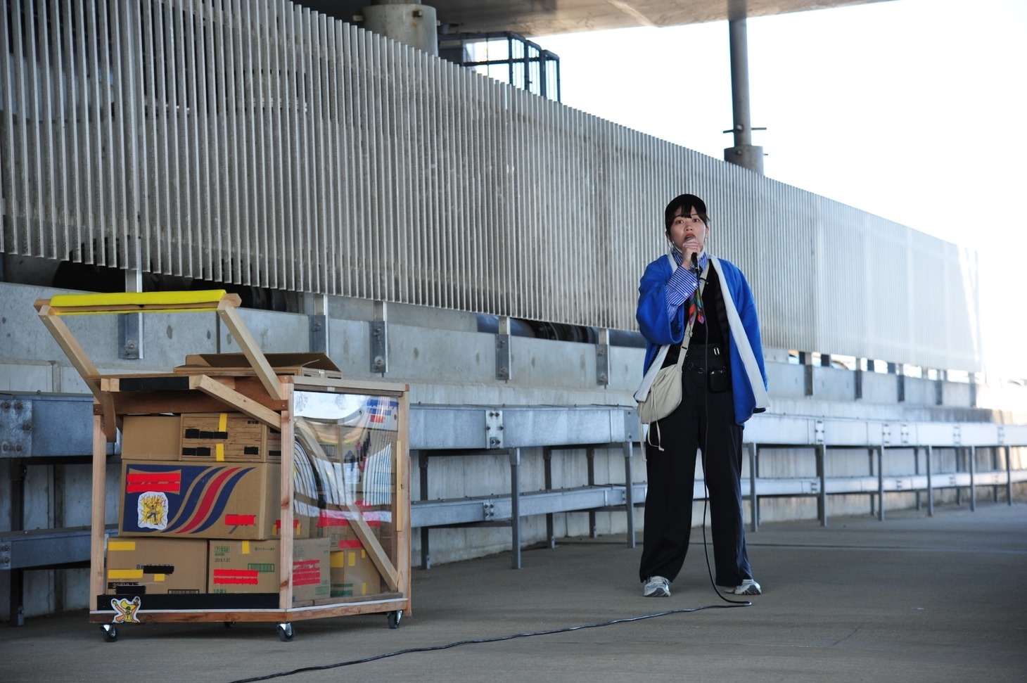 ヌトミック×2.5 architects「しらふの地先へ」野外劇より。（Photo:Fumika Morito）