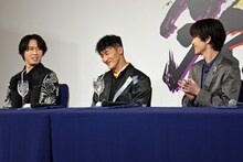 宮舘涼太（左）、岩本照（中央）がコメントするたびに、「うまいねえ」と褒めちぎる深澤辰哉（右）。