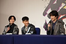 身体を張ることに対し、苦い顔をしている深澤辰哉（右）と、笑顔の宮舘涼太（左）、岩本照（中央）。