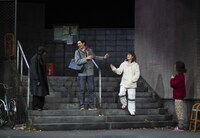 赤堀雅秋プロデュース「ボイラーマン」より。（撮影：引地信彦）