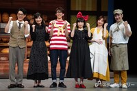 左から横山だいすけ、生田智子、深田竜生、山戸穂乃葉、白羽ゆり、藤原一裕。