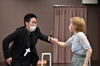 弦巻楽団演技講座 2023年度3学期「舞台に立つ」「ロミオとジュリエット」」稽古の様子。