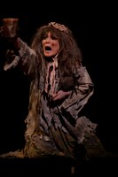 ミュージカル「スウィーニー・トッド フリート街の悪魔の理髪師」より、マルシア扮する乞食女。（提供：ホリプロ）