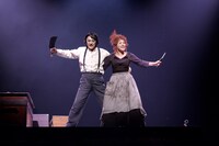 ミュージカル「スウィーニー・トッド フリート街の悪魔の理髪師」より、左から市村正親扮するスウィーニー・トッド、大竹しのぶ扮するミセス・ラヴェット。（提供：ホリプロ）