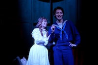 ミュージカル「スウィーニー・トッド フリート街の悪魔の理髪師」より、左から唯月ふうか扮するジョアンナ、山崎大輝扮するアンソニー。（提供：ホリプロ）