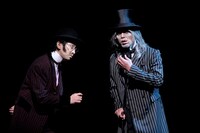 ミュージカル「スウィーニー・トッド フリート街の悪魔の理髪師」より、左からこがけん扮するビードル、上原理生扮するターピン。（提供：ホリプロ）