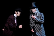 ミュージカル「スウィーニー・トッド フリート街の悪魔の理髪師」より、左からこがけん扮するビードル、上原理生扮するターピン。（提供：ホリプロ）