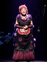 ミュージカル「スウィーニー・トッド フリート街の悪魔の理髪師」より、大竹しのぶ扮するミセス・ラヴェット。（提供：ホリプロ）