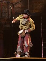 ミュージカル「スウィーニー・トッド フリート街の悪魔の理髪師」より、武田真治扮するトバイアス。（提供：ホリプロ）