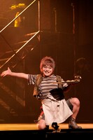 ミュージカル「スウィーニー・トッド フリート街の悪魔の理髪師」より、加藤諒扮するトバイアス。（提供：ホリプロ）