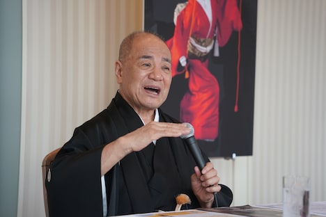 声音の違いを実演してみせる豊竹呂太夫。