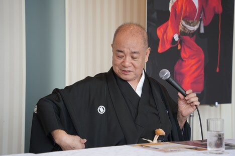 豊竹座の紋を説明する豊竹呂太夫。