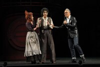 自分を寿命の短い“ろうそく”に例える市村正親（中央）と、フォローする大竹しのぶ（左）と宮本亞門（右）。