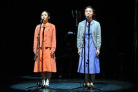 左から屋比久知奈、三浦透子。