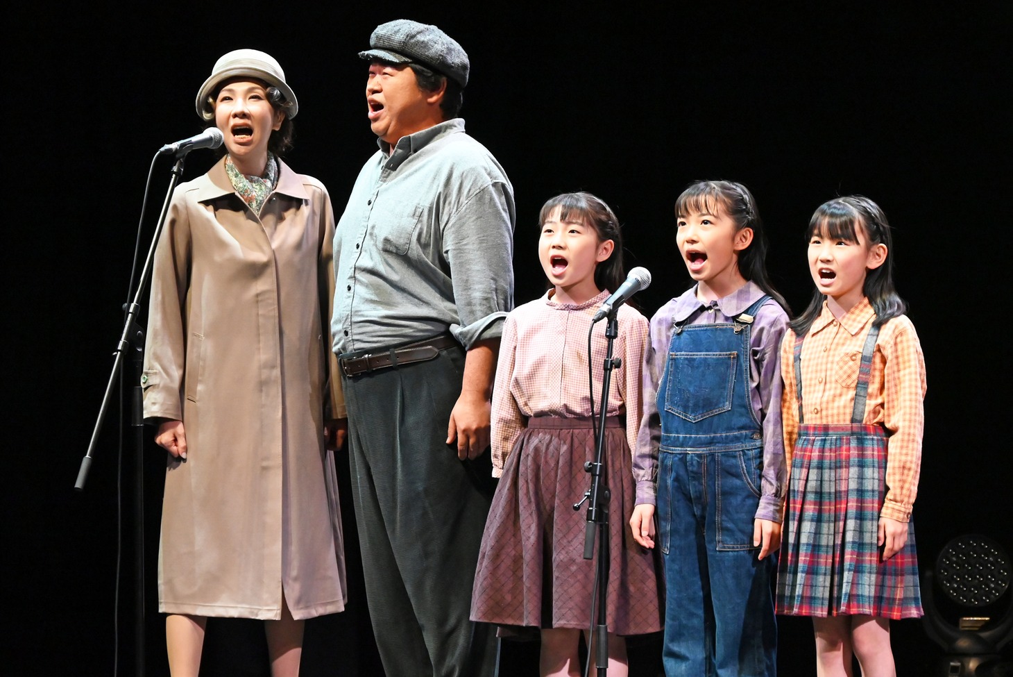 左から樹里咲穂、森山大輔、水谷優月、生田志守葉、嘉村咲良。