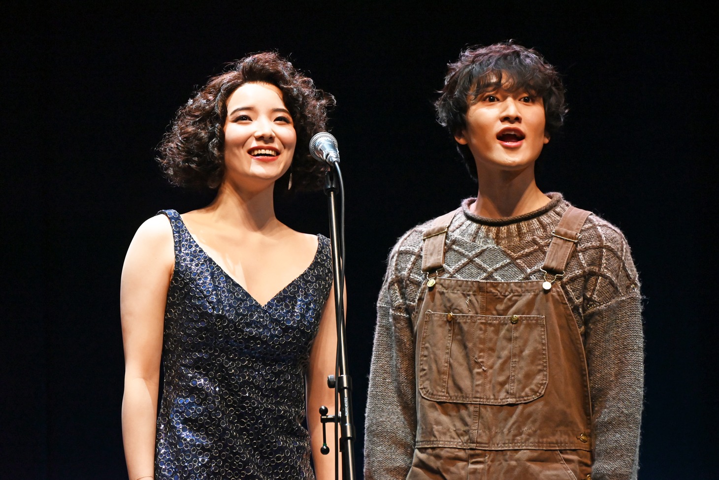 左からsara、若林星弥。