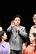 “伝道師”さながらのポーズでオーディエンスを笑わせる原田優一。手前右は、原田のポーズをまねする屋比久知奈。