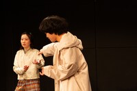 「つかの間の道」より。（撮影：黒田菜月）※黒田菜月の「黒」は旧字体が正式表記。