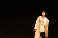 「つかの間の道」より。（撮影：黒田菜月）※黒田菜月の「黒」は旧字体が正式表記。