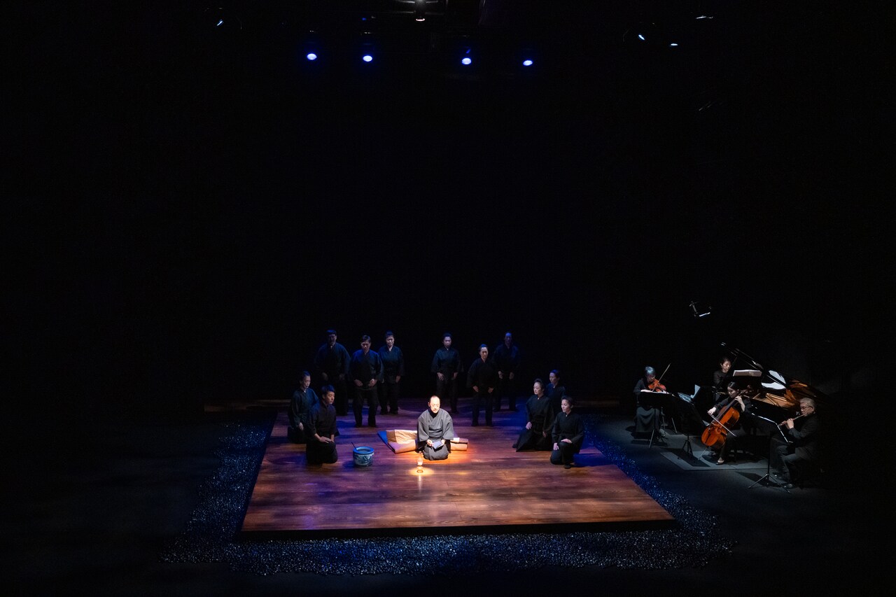 オペラシアターこんにゃく座 オペラ「神々の国の首都」より。（撮影：長澤直子）