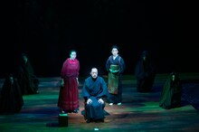 オペラシアターこんにゃく座 オペラ「神々の国の首都」より。（撮影：長澤直子）