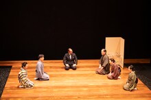 オペラシアターこんにゃく座 オペラ「神々の国の首都」より。（撮影：長澤直子）