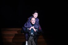 オペラシアターこんにゃく座 オペラ「神々の国の首都」より。（撮影：長澤直子）