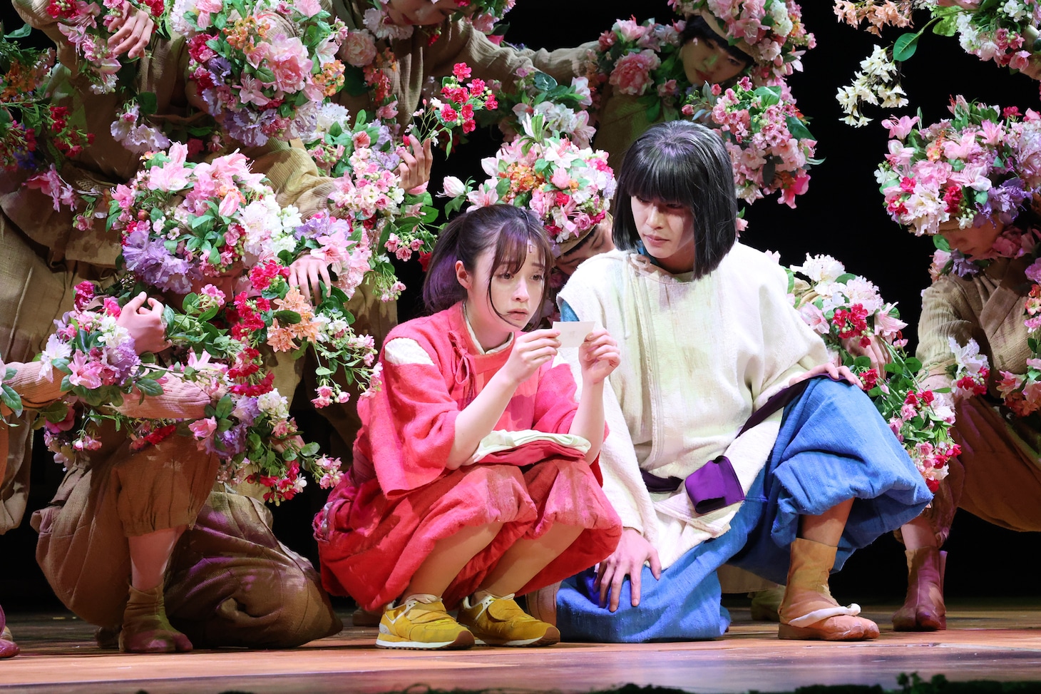 舞台「千と千尋の神隠しSpirited Away」より、橋本環奈演じる千尋（左）、醍醐虎汰朗演じるハク（右）。