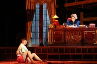 舞台「千と千尋の神隠しSpirited Away」より、上白石萌音演じる千尋（左）。