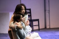 文学座3月アトリエの会「アンドーラ 十二場からなる戯曲」より。（撮影：宮川舞子）