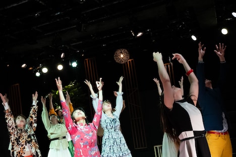 アマヤドリ本公演「『人形の家』疾走版」より。