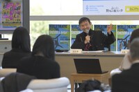 「ふじのくに→せかい演劇祭2024」プレス発表会より、宮城聰。（撮影：牧田奈津美 / F4.5 ）