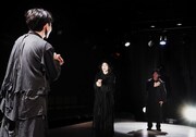 ミクニヤナイハラプロジェクト「船を待つ」大阪公演の様子。