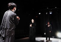ミクニヤナイハラプロジェクト「船を待つ」大阪公演の様子。
